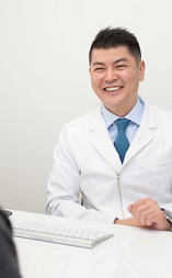 MOTO矯正歯科の蓮田基院長先生の画像）